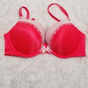 Victoria's Secret very sexy push- up/pigeonnant bra, 34D, good used condition.